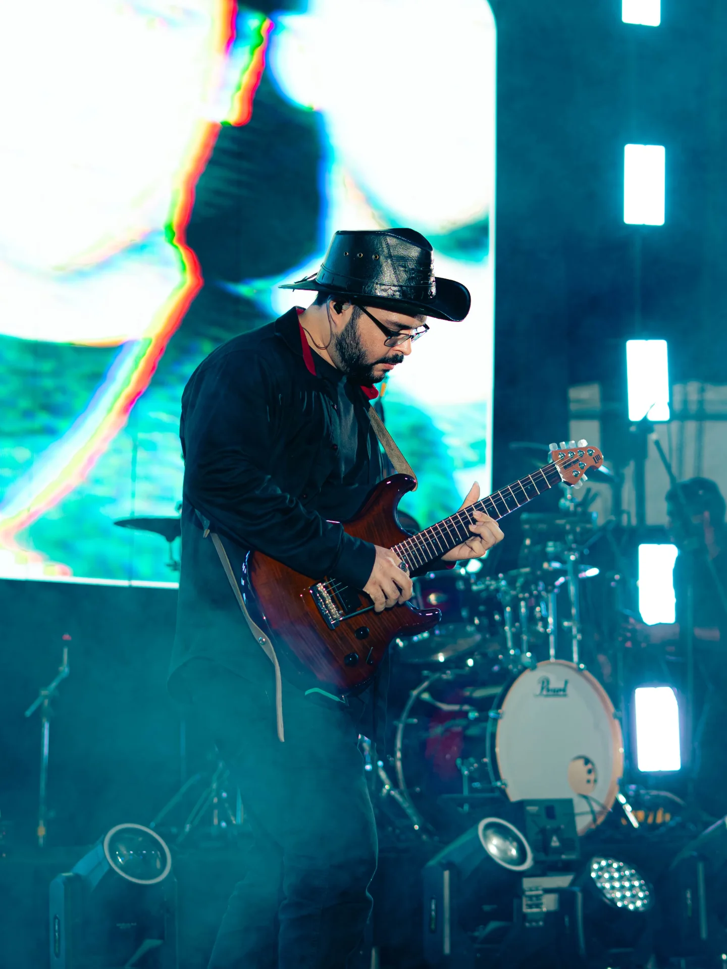 Fábio Rockeiro tocando guitarra no palco