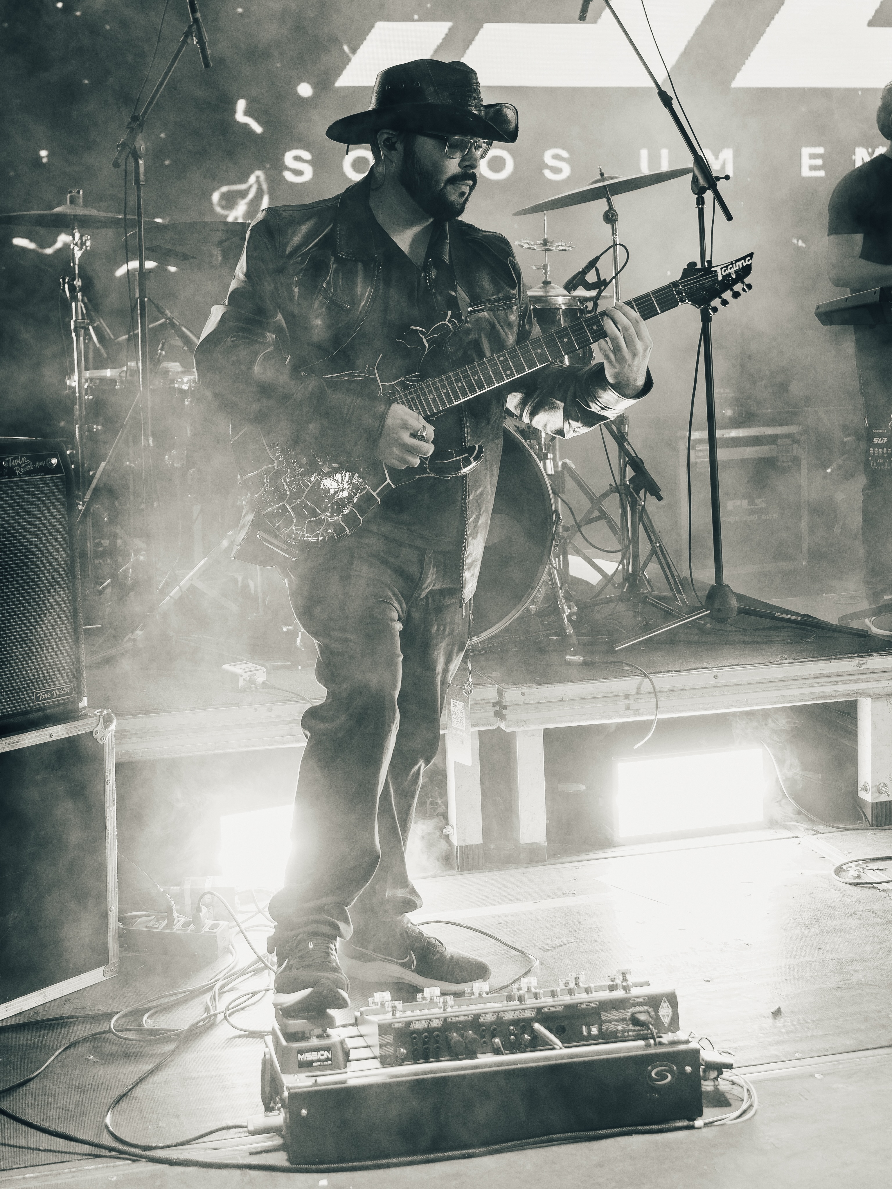 Fábio Rockeiro no palco com sua guitarra